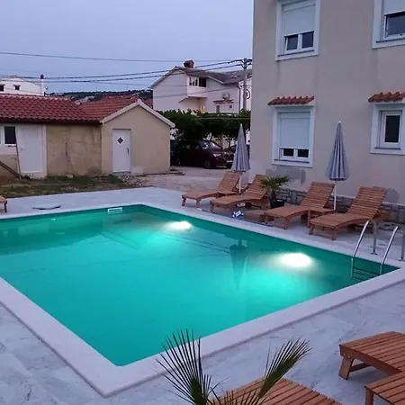 شقة 2 Bedroom Amazing In لوبار