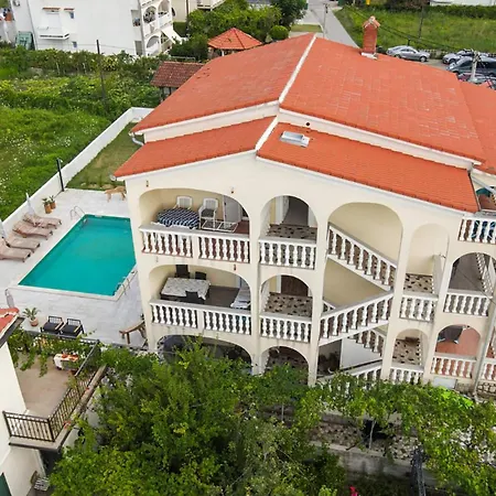 2 Bedroom Amazing In لوبار