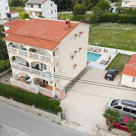 شقة 2 Bedroom Amazing In لوبار